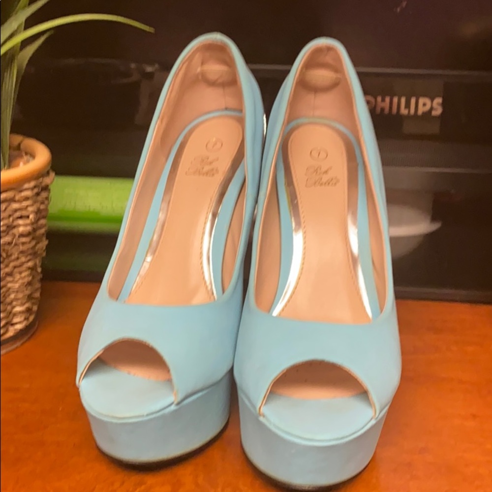 Zapato altos de color celeste y tacón plateado
